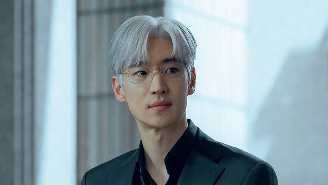 Jadi Pakar Negosiator, Simak Potret Menawan Lee Je Hoon dengan Rambut Silver di The Art of Negotiation