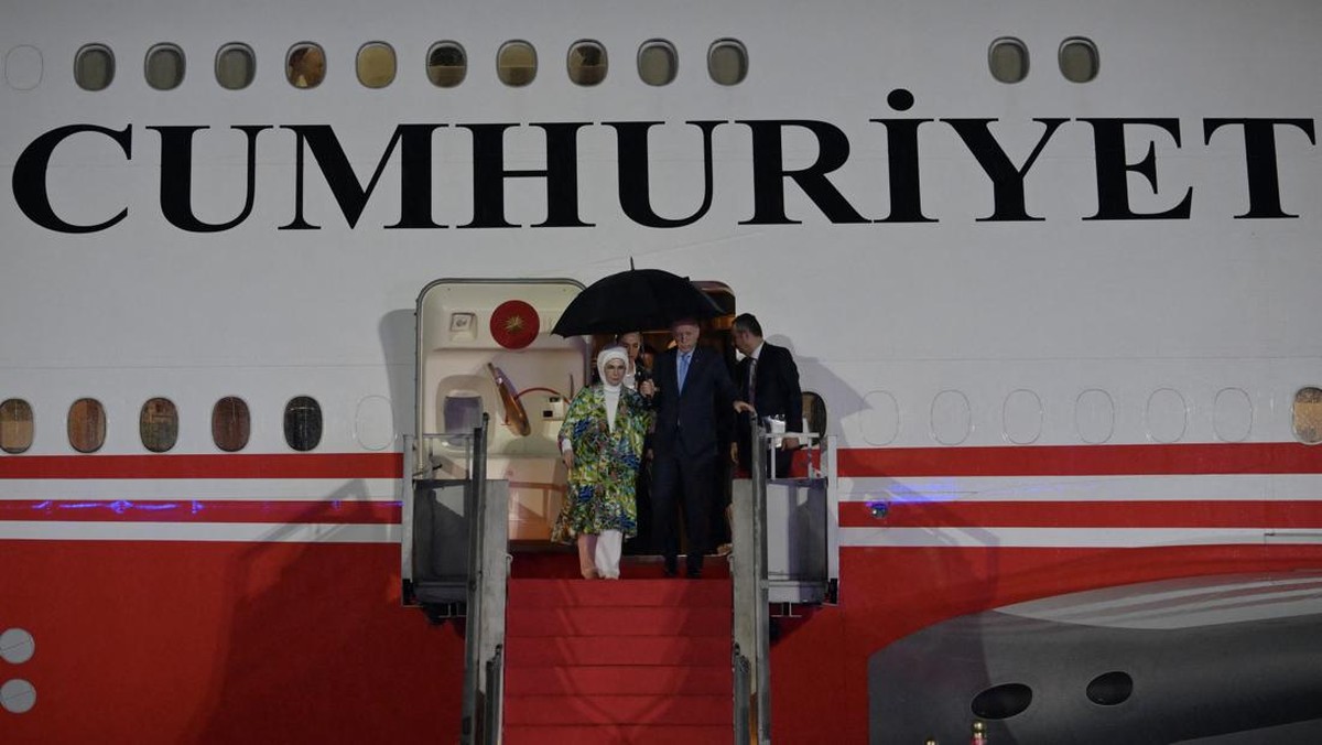 FOTO: Presiden Erdogan Tiba di Indonesia, Disambut Prabowo