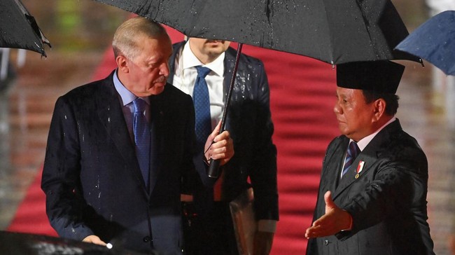 Penyambutan Presiden Turki Recep Tayyip Erdogan di Istana Bogor melibatkan lebih dari seribu pasukan upacara terdiri dari pasukan berkuda, meriam, anak sekolah.