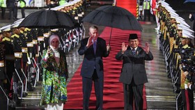FOTO: Presiden Erdogan Tiba di Indonesia, Disambut Prabowo