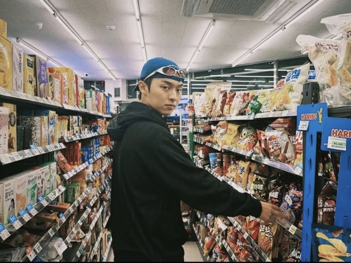 Punya wajah rupawan dan berkarisma, Choi Hyun Wook juga aktif sebagai model. Ia pernah membintangi MV lagu 'Ditto' dari Newjeans./ foto: instagram.com/_choiiii__
