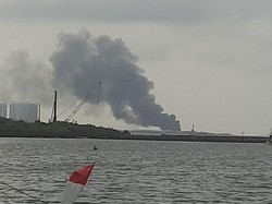 Kapal Terbakar di Penjaringan Jakut, Asap Hitam Mengepul