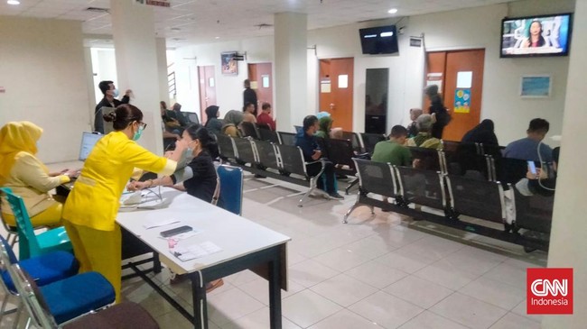Kadinkes Kepri mengaku warga memang banyak yang berobat ke negeri jiran karena faskes di sana belum lengkap. Kini jumlah warga ke jiran itu menurun, kenapa?
