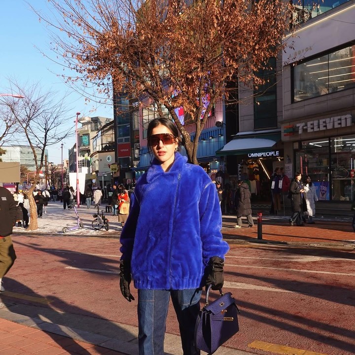<p>Sebagai <em>fashion & beauty enthusiast</em>, Tasya tak pernah absen memperlihatkan<em> outfit out the day</em> (OOTD) selama di Korea. Seperti berikut ini, penampilannya begitu memukau dengan jaket tebal berwarna biru <em>electric.</em> (Foto: Instagram@tasyafarasya)</p>