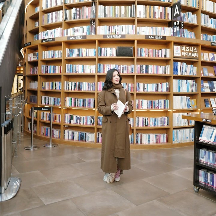 <p>Bunda dua anak ini mengunjungi beberapa tempat populer, salah satunya adalah Starfield Library. Seperti biasa, ia pun tak lupa menampilkan OOTD-nya dengan berpose di perpustakaan itu. (Foto: Instagram@tasyafarasya)</p>