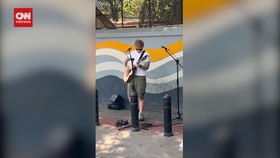 VIDEO: Ed Sheeran Disetop Polisi Kala Ngamen di India