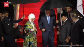 VIDEO: Momen Prabowo Sambut Erdogan saat Gerimis di Halim
