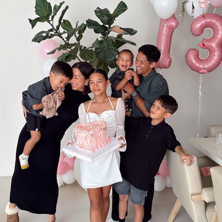 <p>Momen perayaan ulang tahun Kuyomi ini dibagikan langsung oleh Jennifer melalui laman Instagram-nya. Kiyomi pun terlihat cantik mengenakan<em> mini dress</em> putih sementara keluarganya mengenakan pakaian serba hitam. (Foto: Instagram: @jenniferbachdim)</p>