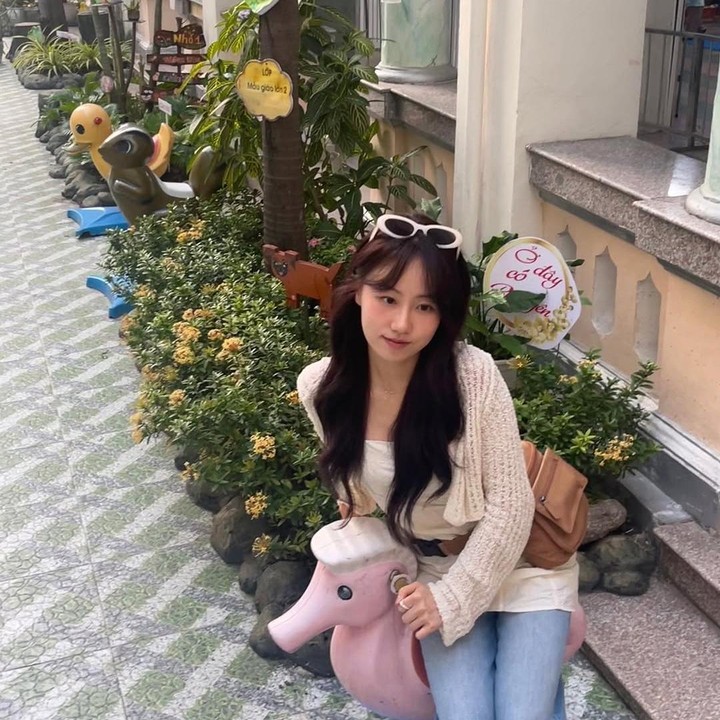 <p>Ia pun sering mendapat julukan sebagai <em>Baby Princess.</em> "<em>Baby Princess</em>... Membingungkan sekali menjadi seimut ini," tulis akun <em>@hawaiian_pi****.</em> "Mengapa <em>Baby Princess</em> itu begitu cantik?" tulis akun <em>@___daso****.</em> (Foto: Instagram@s_j_jeong9)</p>