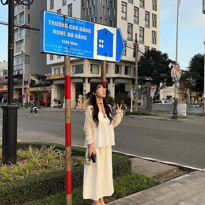 <p>Perempuan 27 tahun ini dikenal sering mengenakan <em>outfit</em> feminin yang membuat penampilannya selalu menuai pujian dari para penggemar. (Foto: Instagram@s_j_jeong9)</p>