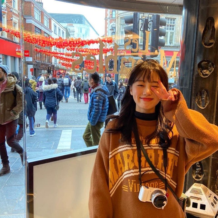 <p>Bukan hanya karena bakatnya dalam beradu akting, Sang Jeong juga sering kali menarik perhatian para penggemar lewat kecantikannya. Bahkan, ia juga kerap mengunggah foto di media sosial dengan mengenakan <em>outfit</em> yang bikin gemas. (Foto: Instagram@s_j_jeong9)</p>
