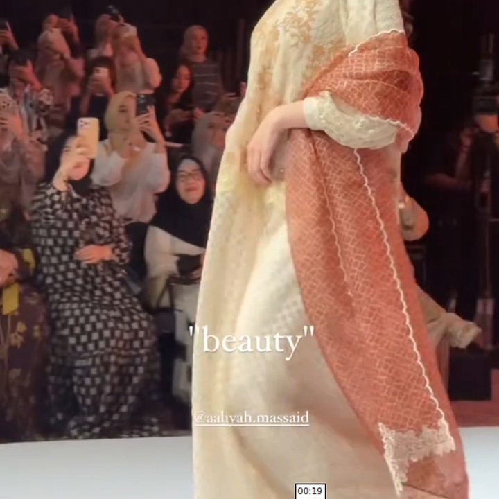 <p>Di acara ini, Aaliyah tampil cantik mengenakan baju muslim berwarna <em>peach</em> yang dibalut selendang dengan warna senada. Saat jalan di atas catwalk, Aaliyah tak lupa memamerkan <em>baby bump</em> kehamilannya yang sudah masuk trimester 2. (Foto: Instagram @thariqhalilintar)</p>