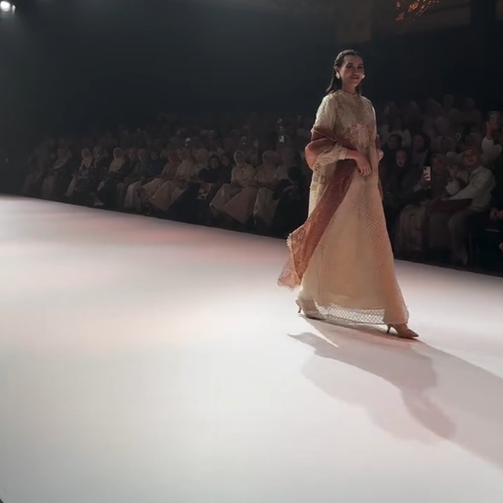 <p>Penampilan spesial Aaliyah di runway ini mendapat dukungan dari sang suami Thariq Halilintar. Adik Atta Halilintar ini mem-<em>posting</em> video saat sang istri jalan di catwalk, Bunda. (Foto: Instagram @zahwamassaid)</p>