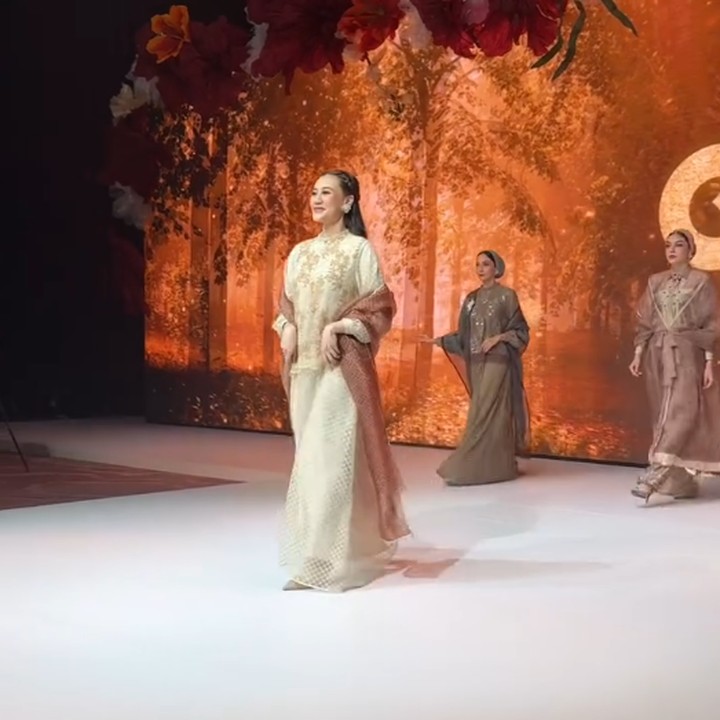<p>Aaliyah Massaid baru-baru ini mendapat kesempatan untuk jalan di atas catwalk, Bunda. Perempuan yang tengah hamil anak pertama ini memamerkan brand pakaian muslim lokal untuk koleksi Ramadhan. (Foto: Instagram @thariqhalilintar)</p>