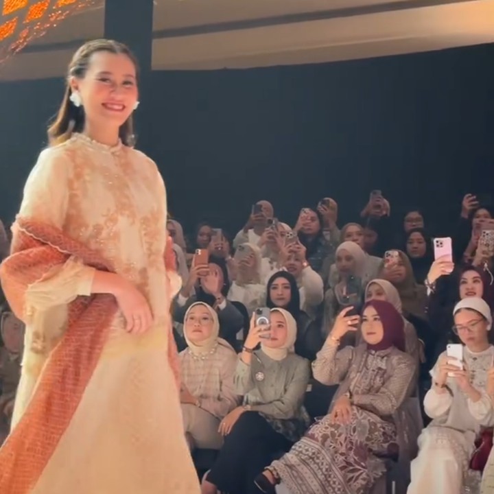 <p>Selain sang suami, kakak Aaliyah, Zahwa Massaid juga hadir di acara ini untuk memberikan dukungan. Zahwa mengunggah video saat Aaliyah jalan di ata catwalk dan menengok tersenyum kepadanya. (Foto: Instagram @zahwamassaid)</p>
