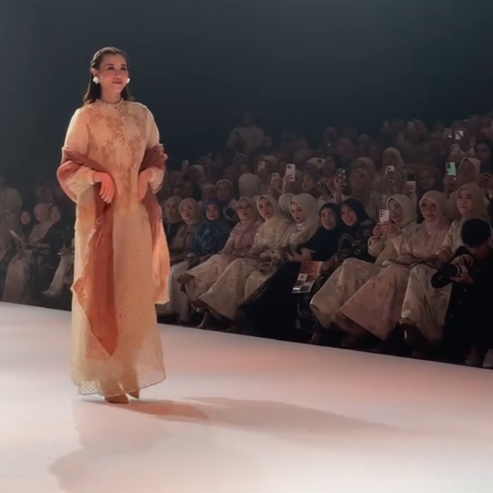 <p>Dalam satu video yang diunggahnya, Thariq memuji penampilan sang istri yang percaya diri jalan di runway. "<em>beauty</em>," tulis Thariq. (Foto: Instagram @thariqhalilintar)</p>