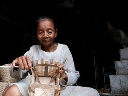 Kampung Cikiray, Destinasi Kerajinan Anyaman Bambu di Tasikmalaya