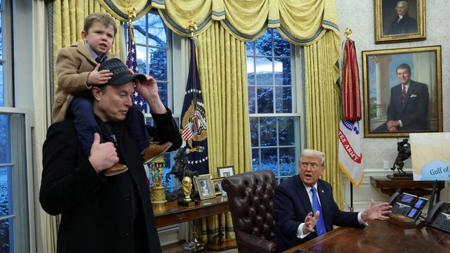 Kementerian Perumahan dan Pembangunan Perkotaan AS digegerkan oleh kemunculan video yang memperlihatkan Presiden Donald Trump mencium kaki bos X, Elon Musk.