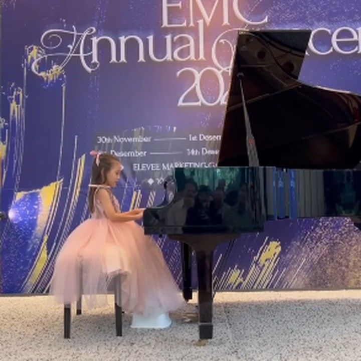 <p>Tidak hanya cantik, Aurora juga memiliki bakat dalam bidang musik. Pada bulan Desember lalu, Olivia turut menemani Aurora saat pertama kali tampil di depan umum. (Foto: Instagram: @oliviajensen)</p>