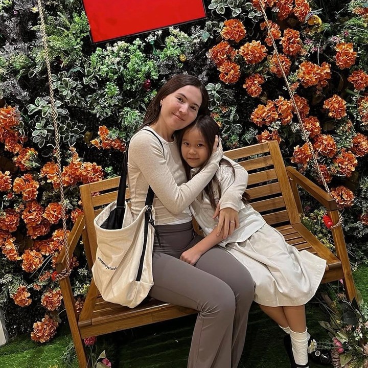<p>Aurora juga terlihat sangat dekat dengan sang Bunda, nih. Keduanya pun sering hangout dan pergi ke salon bareng. "<em>Dating time</em> dengan sahabatku. Katanya pengen potong rambut <em>curtain bangs.</em> Penasaran tahu dari mana ya ada model <em>curtain bangs</em>? <em>Next</em> kita <em>dating</em>-nya nyalon ya," tutur Olivia. (Foto: Instagram: @oliviajensen)</p>