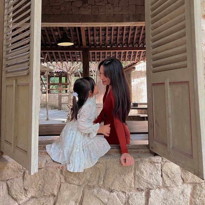 <p>Sosok Aurora sendiri sangat jarang tersorot media, Bunda. Meski begitu, Olivia kerap mengunggah momen kebersamaannya bersama sang putri. (Foto: Instagram: @oliviajensen)</p>