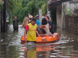 Bali Banjir, Turis Dievakuasi Pakai Perahu Karet