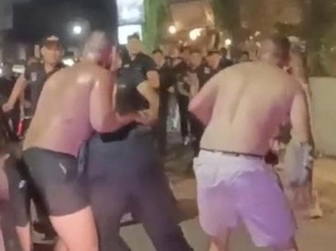 img-title Polisi Buru Sejumlah Bule yang Keroyok Sekuriti di Depan Kelab Malam Bali
