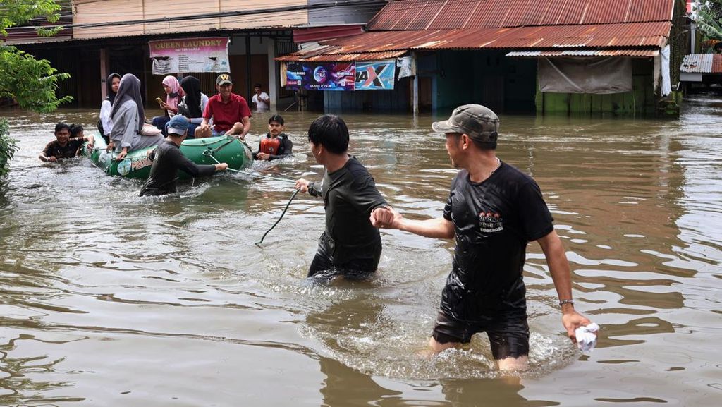 BPBD Makassar: 356 Warga Mengungsi Akibat Banjir, 29 Pohon Tumbang