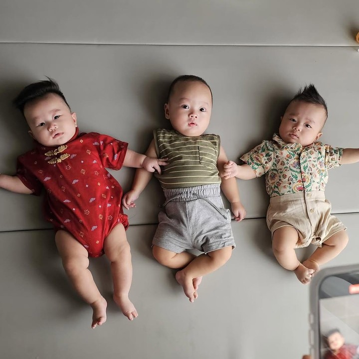 <p><em>Postingan</em> itu pun langsung menuai beragam komentar netizen, Bunda. "Tapi mirip bapaknya semua gimana ya cici-cici," tulis akun <em>@yaleyal****.</em> "Nanti kalo udah dewasa semua, bikin <em>fanbase</em> sendiri tuh '<em>fanbase</em> anak-anak <em>ex</em>-member JKT48'," tulis akun <em>@oqrant****.</em> "MasyaAllah pada lucu-lucu amatsih bibit wota ini," tulis akun <em>@lukmanjae****.</em> (Foto: Instagram@desygenoveva_)</p>