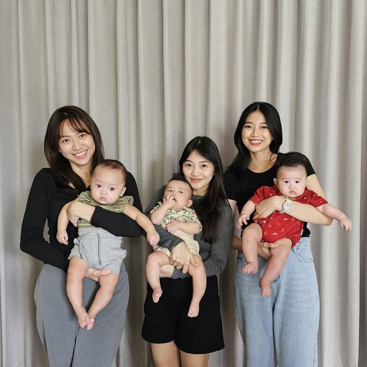 <p>Beberapa mantan member JKT48 telah menikah dan melahirkan anak. Meski kini tak lagi satu grup, mereka kerap mengadakan pertemuan. Bahkan, sekarang mereka juga mengajak anaknya, lho. (Foto: Instagram@desygenoveva_)</p>
