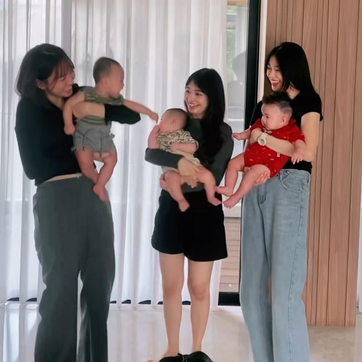 <p>Mereka juga mengabadikan momen tersebut dengan membuat video. "Dulu jogetnya bareng di theater, sekarang jogetnya sambil gendong anak," tulis Sendy. (Foto: Instagram@desygenoveva_)</p>