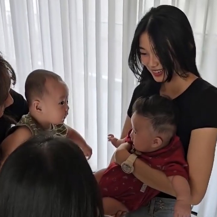 <p>Mereka adalah Shania Junianatha alias Shanju, Sendy Ariani, dan Desy Genoveva. Ketiga mantan <em>girl group</em> JKT48 ini baru saja bertemu bersama bayi mereka. Momen ini dibagikan oleh ketiganya di akun Instagram. (Foto: Instagram@desygenoveva_)</p>