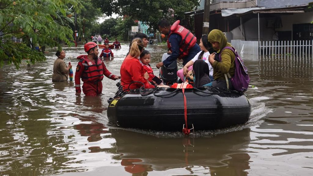 Banjir Rendam 2 Kecamatan di Makassar, Ratusan Warga Mengungsi
