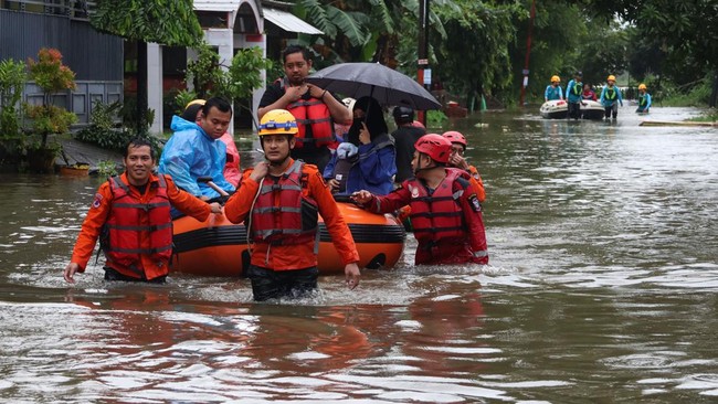 Bupati Maros Sulsel meliburkan seluruh aktivitas perkantoran, selain pelayanan kesehatan, setelah nyaris semua wilayah di wilayah itu terendam banjir.