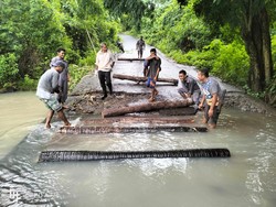 5 Desa di Flores Timur Terisolasi, Warga Bangun Jembatan Darurat