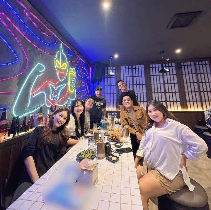 <p>Kiky bersama personil<em> Lapor Pak</em> tampak berkumpul di luar jadwal syuting. Para personil <em>Lapor Pak</em> hadir di momen spesial ini. Di antaranya ada Andre Taulany, Surya Insomnia, Wendy Cagur, Ayu Ting Ting, Hesti Purwadinata, dan Andhika Pratama. (Foto: Instagram @wendicagur)</p>