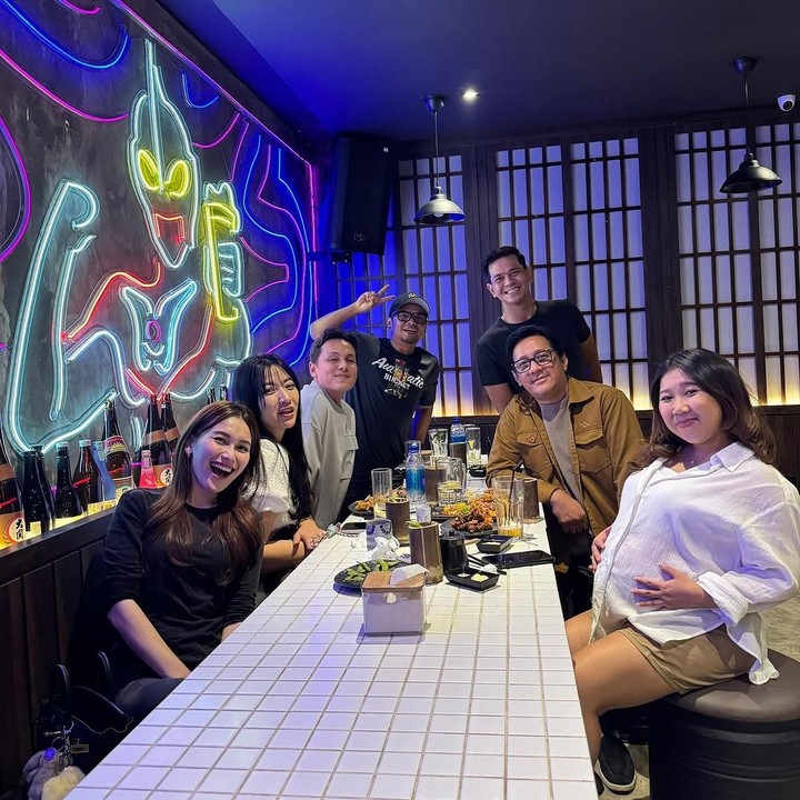 <p><em>Stand up comedian</em> Kiky Saputri kembali memamerkan <em>baby bump</em> kehamilannya ke publik. Kali ini, Kiky memamerkan <em>baby bump</em> kehamilannya saat kumpul bareng dengan personil situasi komedi (sitkom) <em>Lapor Pak</em> di Trans 7, Bunda. (Foto: Instagram @wendicagur)</p>