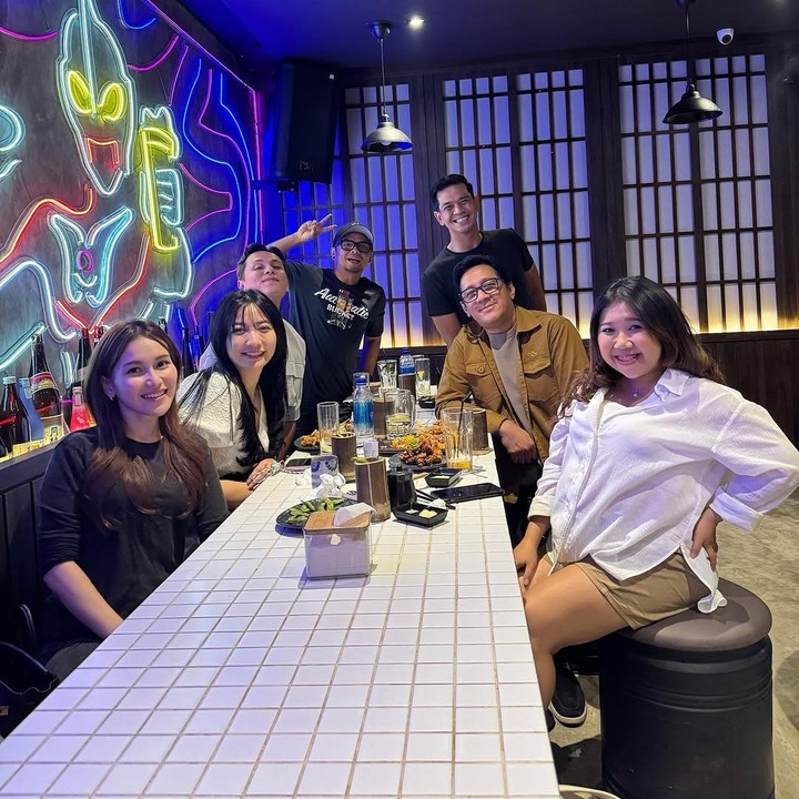 <p>Melalui unggahan di Instagram miliknya, Kiky membagikan foto kebersamaannya dengan personil <em>Lapor Pak</em> ini. Perempuan 31 tahun ini juga menuliskan caption singkat namun penuh makna untuk para sahabatnya di <em>Lapor Pak</em>. "Aku sayang sekaliiiiiiiiii, oh @laporpak_trans7," tulisnya. (Foto: Instagram @wendicagur)</p>