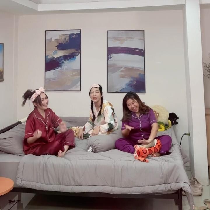 <p>Syuting sitkom ternyata membuat Kiky makin bahagia selama menjalani kehamilan ini. Beberapa waktu lalu, Kiky sempat mengunggah video <em>behind the scene</em> acara sitkom Lapor Pak, dan ia mengungkap rasa bahagianya bisa menghabiskan waktu dengan para sahabat yang terlibat di acara ini. "Ternyata memang semenyenangkan ini syuting bersama keluarga di @laporpak_trans7," ujarnya. (Foto: Instagram @kikysaputrii)</p>