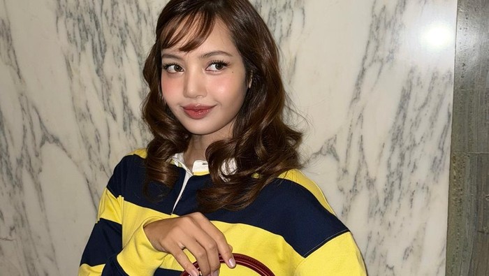Get The Look: Sontek Gaya Sporty Chic dari Lisa BLACKPINK