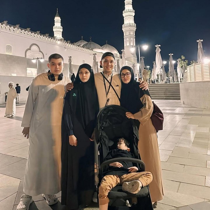 <p>Aktris Lyra Virna baru saja menjalankan ibadah umrah di Tanah Suci. Lyra tak sendiri karena pergi umrah bersama suaminya, Fadlan Muhammad. Perempuan 43 tahun ini juga memboyong ketiga anaknya, Eizel, Eisha, dan si bungsu Khaleed. (Foto: Instagram @lyravirna)</p>