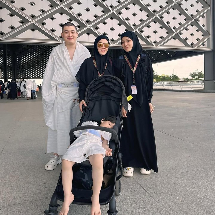 <p>Lyra Virna dan suami juga menyempatkan waktu untuk berjalan-jalan di Arab Saudi di sela menjalankan ibadah. Keluarga ini terlihat begitu bahagia bisa menghabiskan momen spiritual bersama di penghujung tahun 2024. (Foto: Instagram @lyravirna)</p>