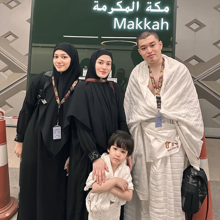 <p>Perjalanan umrah kali ini terasa begitu berkesan bagi Lyra Virna, Bunda. Pasalnya, kepergian ke Tanah Suci adalah permintaan dari Eizel dan Eisha. "Masih seperti mimpi sebenernya Alhamdulillah bisa "membawa" anak2 ketanah suci. apalagi Keberangkatan kali ini permintaan dari anak2 sendiri, Abang Eizel dan kk Eisha, tiba2 Eisha blng;"mi, kl ada rejeki dd mau ya umrah bareng Umi," tulis Lyra Virna di Instagram. (Foto: Instagram @lyravirna)</p>