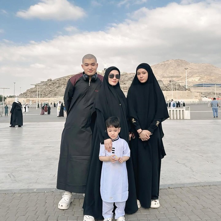 <p>Selama menunaikan ibadah umrah, ketiga anak Lyra Virna selalu terlihat bahagia. Tak hanya itu, ketiganya juga tak pernah mengeluh atau komplain dengan rentetan ibadah yang mesti dijalani selama umrah. "Alhamdulillahh Abang Eizel dan kakak Eisha apalagi Khaleed, happy, dan beribadah dgn masyaAllah selama disana tanpa ngeluh sedikitpun," ungkapnya. (Foto: Instagram @lyravirna)</p>