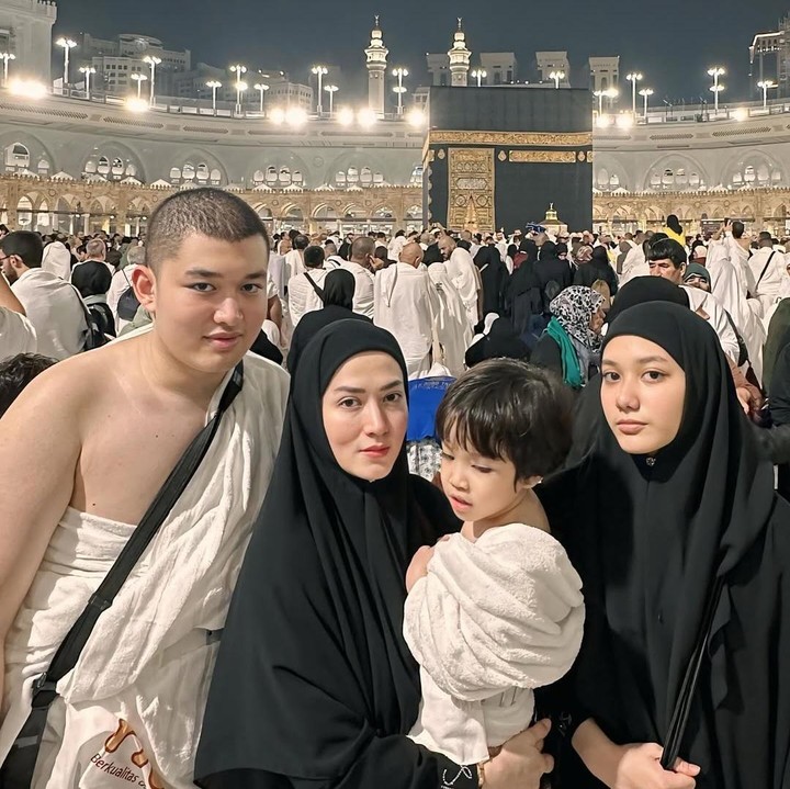 <p>Melalui unggahan di Instagram, Lyra Virna membagikan momen saat ia dan ketiga anaknya berada di Tanah Suci. Dalam satu postingan, Lyra Virna mengunggah foto bersama ketiga anaknya saat berada di depan Ka'bah. (Foto: Instagram @lyravirna)</p>