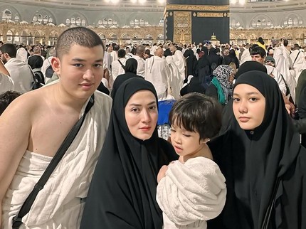 5 Potret Lyra Virna Bagikan Momen Ibadah Umrah Bersama Ketiga Anaknya