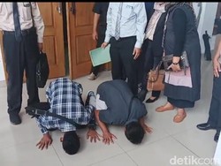 Momen Sujud Syukur Tukang Sayur Keliling Usai Gugatan Rp 540 Juta Dicabut