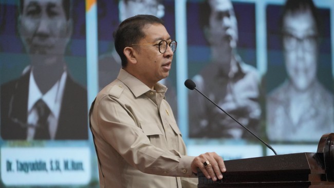 Menteri Kebudayaan Fadli Zon mengatakan penulisan ulang sejarah Indonesia melibatkan 100 sejarawan untuk memperbarui kajian sejarah resmi.