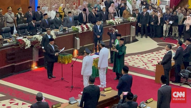 Sejumlah pemilik toko merespons rencana Gubernur Aceh akan mengeluarkan surat edaran bagi pemilik toko agar menutup tempat usahanya saat memasuki waktu salat.