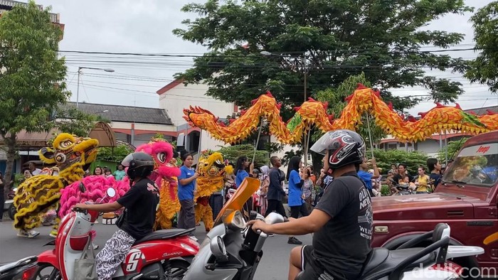 Parade Barongsai Semarakkan Cap Go Meh di Kota Blitar